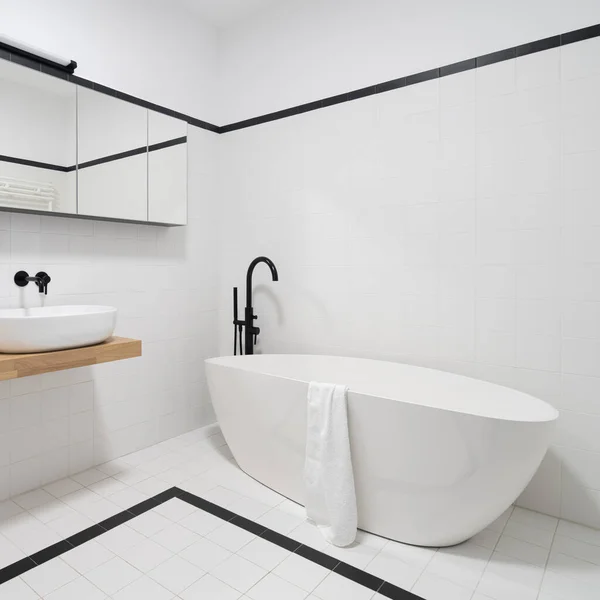 Freestanding Bathtub Black Tap Minimalist Bathroom Black White Tiles — Zdjęcie stockowe