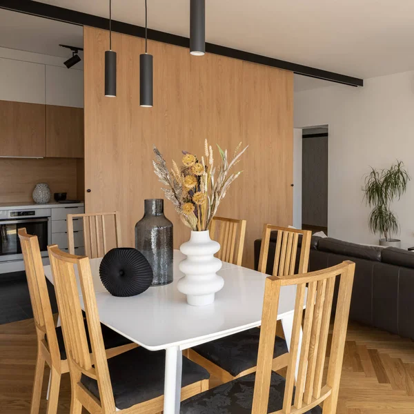 Einfacher Weißer Esstisch Mit Dekorationen Und Holzstühlen Offenen Wohnzimmer Und — Stockfoto