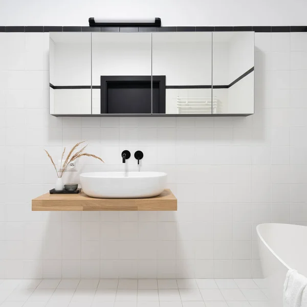 Spacious Minimalist Bathroom White Black Tiles Mirrored Cabinet Washbasin Wooden — Foto de Stock