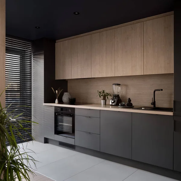 Small Elegant Kitchen Black Wooden Cupboards Gray Floor Tiles Big — Stock fotografie