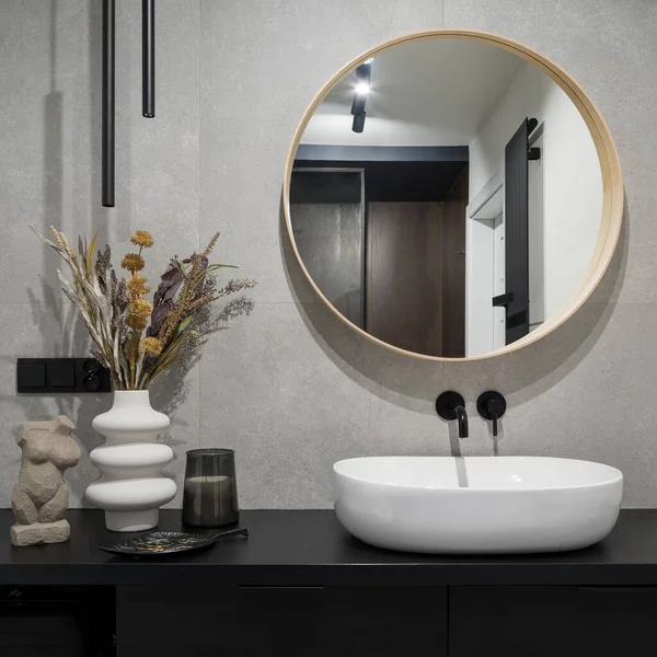 Stylish Decorations Big Mirror Oval White Washbasin Simple Black Cabinet — Foto de Stock