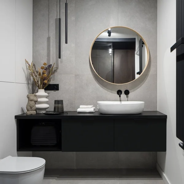 Contemporary Designed Bathroom Decorative Concrete Wall Mirror Washbasin Black Cabinet — 스톡 사진