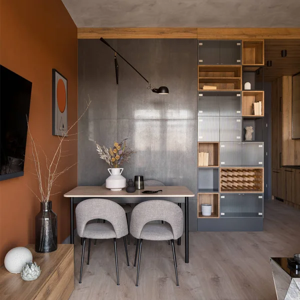 Decorated Dining Table Gray Chairs Modern Room Bookcase Orange Wall — Zdjęcie stockowe