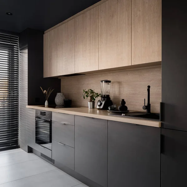 Small Modern Kitchen Wooden Black Cupboards Wooden Backsplash Countertop — Stock fotografie