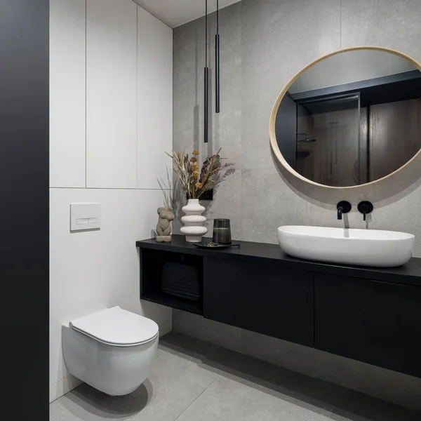 Spacious Modern Bathroom Concrete Gray Floor Wall Tiles Black Furniture — Zdjęcie stockowe