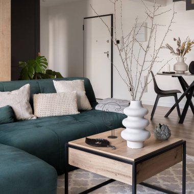 Modern oturma odasındaki ahşap sehpada rahat kanepeli şık dekorasyonlara yakın çekim.