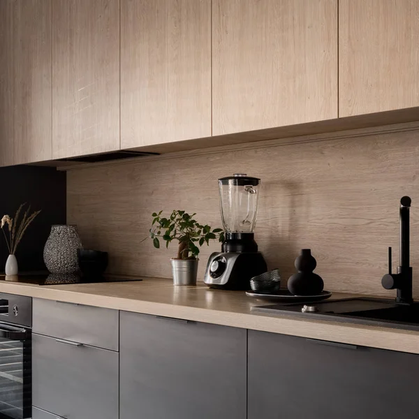 Närbild Modern Trä Kök Bänkskiva Med Trä Backsplash Och Många — Stockfoto