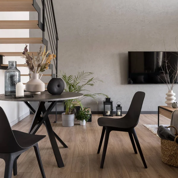 Liten Matbord Med Eleganta Dekorationer Och Två Stolar Rummet Med — Stockfoto