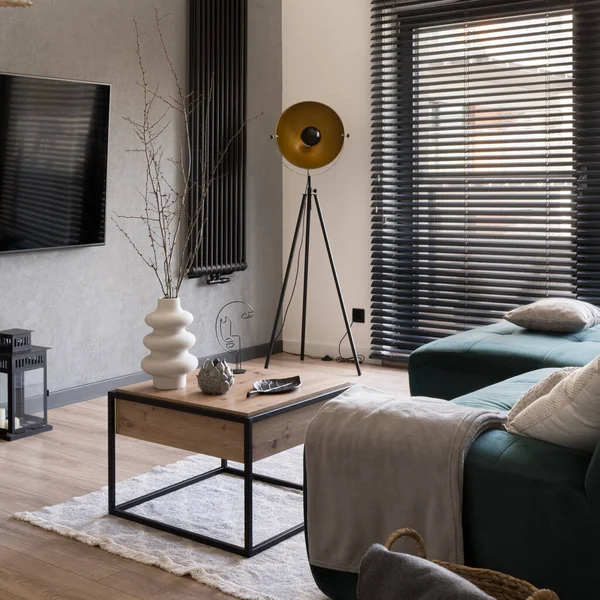 Kleines Wohnzimmer Mit Stilvoller Dekoration Und Großem Fenster Mit Schwarzen — Stockfoto