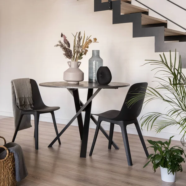 Mesa Jantar Pequena Redonda Com Decorações Duas Cadeiras Sob Escadas — Fotografia de Stock