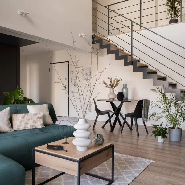 Kleiner Esstisch Und Zwei Stühle Unter Der Treppe Offenen Wohnzimmer — Stockfoto