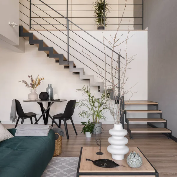 Moderne Treppe Stilvollen Wohnzimmer Mit Kleinem Esstisch — Stockfoto