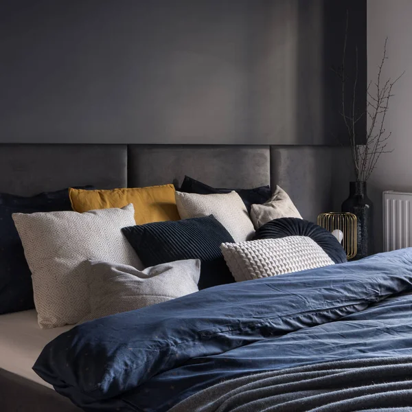 Κοντινό Πλάνο Άνετο Διπλό Κρεβάτι Πολλά Μαξιλάρια Στο Υπνοδωμάτιο Σκούρο — Φωτογραφία Αρχείου