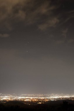 Yıldızlar Boise, Idaho üzerindeki bulutların arasından görülebilir.