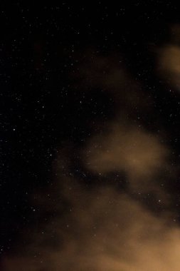 Boise, Idaho 'da bulutlu ve yıldızlı bir gece göğü