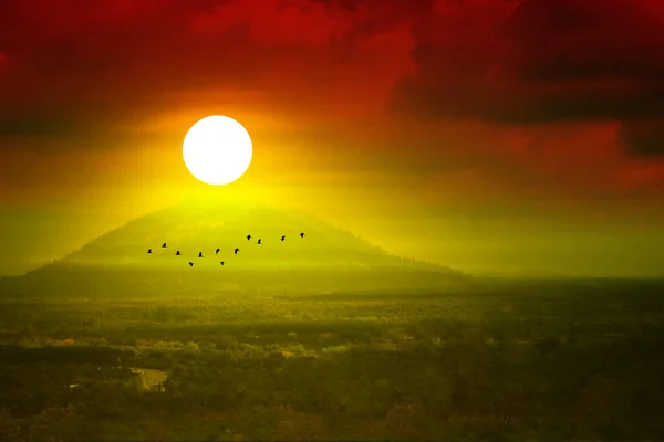 Rozmazaný Východ Slunce Ranní Obloze Nad Kopcem Hory Silueta Pták — Stock fotografie