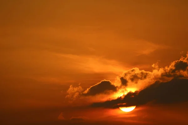 Sonnenuntergang Himmel Und Sonnenstrahl Zurück Silhouette Abendwolke — Stockfoto