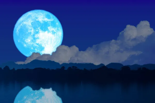 Superblauer Wurm Blauer Mond Steigt Zurück Silhouette Berg Verschwimmen Dunkle — Stockfoto