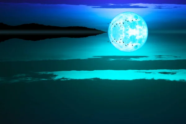 Super Bobří Modrý Měsíc Siluety Ptáků Létání Tmavý Mrak Noční — Stock fotografie