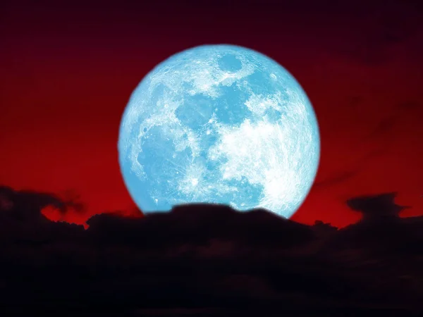 Volle Oogst Blauwe Maan Boven Donkere Hoop Wolk Nacht Rode — Stockfoto