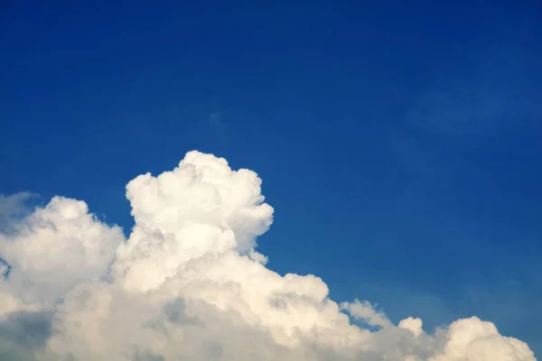 Чисте Чисте Блакитне Небо Біла Хмара Сонячне Світло Блискуче День — стокове фото