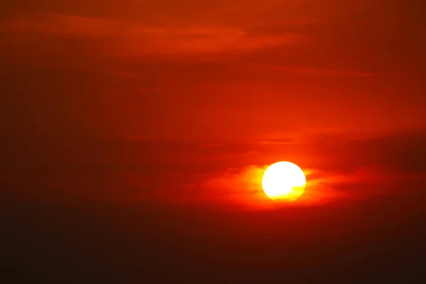 Krásný Západ Slunce Oranžová Žlutá Červená Silueta Obloha Vzadu Mraku — Stock fotografie