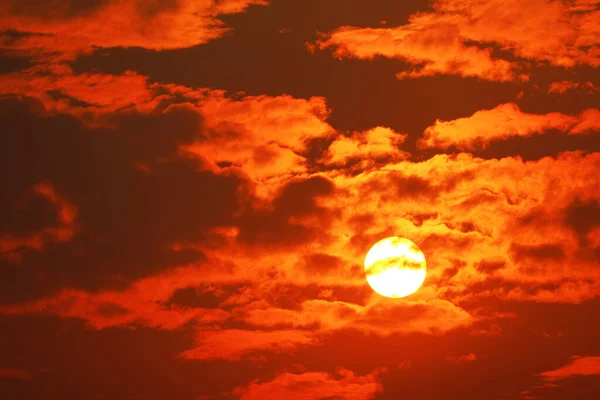 Vacker Solnedgång Orange Gul Siluett Mörkröd Flamma Färg Himlen Baksidan — Stockfoto