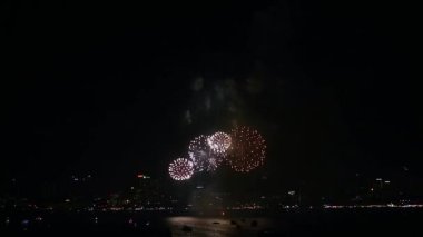 Uluslararası Havai fişek Festivali sırasında yüzlerce renkli havai fişek kutlanıyor. Ve Pattaya 'nın gece ışıkları altında