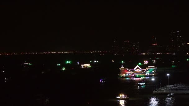 Restaurante flotante y barcos de pesca en la bahía de Pattaya esperando a los turistas bajo las luces de la noche — Vídeos de Stock