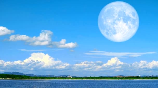 Super blauwe maan stijgen terug de blauwe hemel en wolk snel bewegende tijd vervallen — Stockvideo