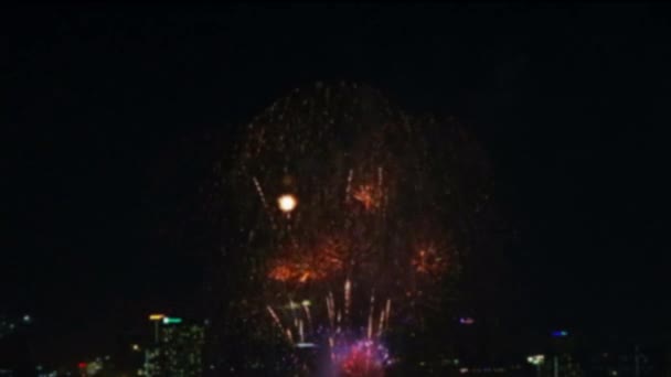 在国际烟花节和帕塔亚夜灯下，数以千计的烟火被庆祝 — 图库视频影像