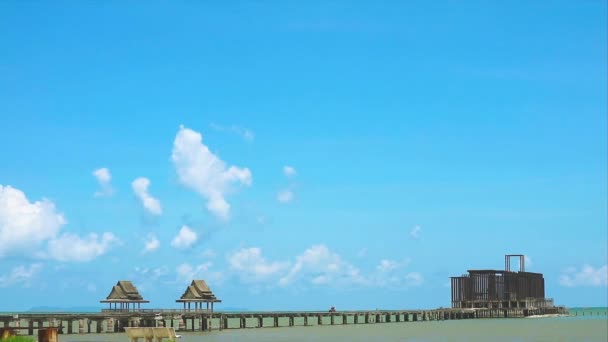 Verlaat tempel en paviljoen en hoop mooie witte wolk heldere blauwe hemel enorme rollen in het regenseizoen tijd verval — Stockvideo