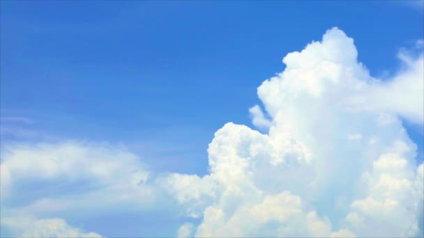 高耸美丽的白云明亮的蓝天巨大的翻滚在雨季的时间里消逝了.复制空间。夏天的云。云彩背景. — 图库视频影像