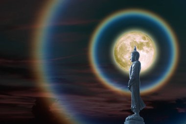 Ay koronası gökkuşağı ışığı ve Buda 'nın gece gökyüzünde yedi günlük görünümü, Makha Bucha Günü, NASA tarafından desteklenen bu görüntünün elementleri, Şubat veya Mart' ta dolunay günü düzenlenir.