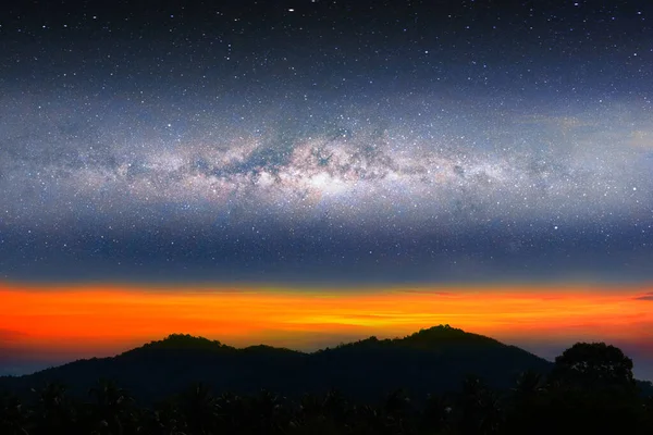 Чумацький Шлях Нічний Пейзаж Захід Сонця Світло Над Силуетом Гірський — стокове фото