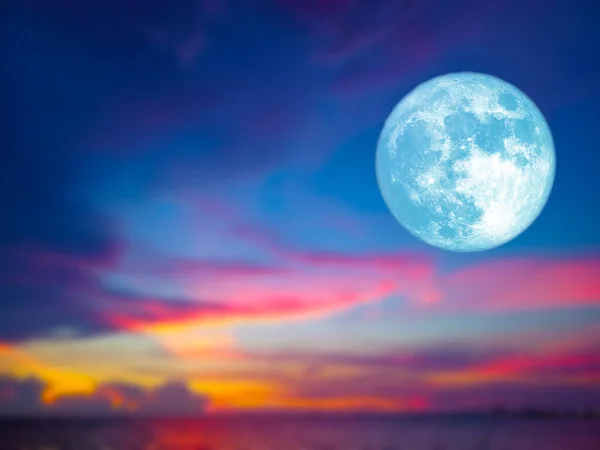 Pełnia Niebieskiego Księżyca Rozmyty Zachód Słońca Niebo Kolorowe Chmury Oceanie Zdjęcia Stockowe bez tantiem