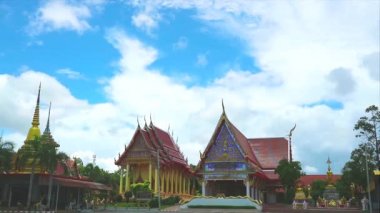 İki altın pagoda ve yumuşak gri kümülüs bulutları olan Budist tapınağı zamanı hızlandırıyor.