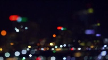 Pattaya şehrinin sokak oteli restoranlarının gece lambasının yansıması.