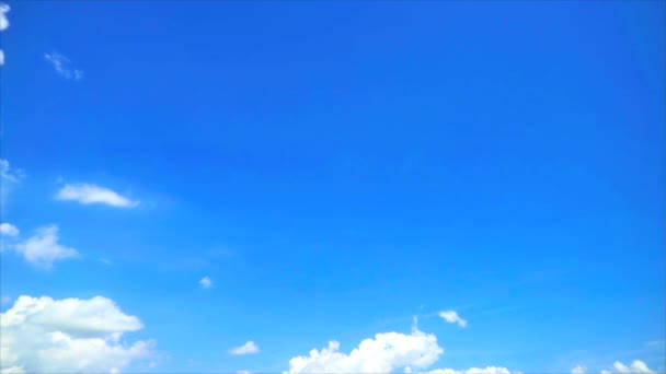 Heap Weißen Wolken Klaren Blauen Himmel Bewegen Sich Auf Der — Stockvideo