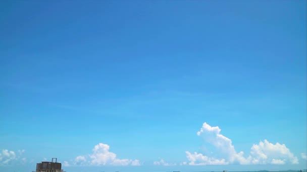 Abandonați Templul Grămada Frumos Nor Alb Clar Cer Albastru Imens — Videoclip de stoc