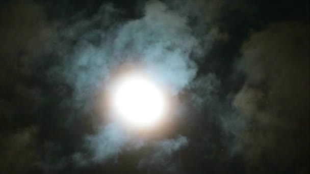 Licht Van Volle Maan Nachts Aan Hemel Dreven Wolken Langzaam — Stockvideo