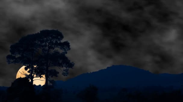 Кровний Місяць Піднімається Назад Силуети Дерев Гори Нічному Небі Хмари — стокове відео