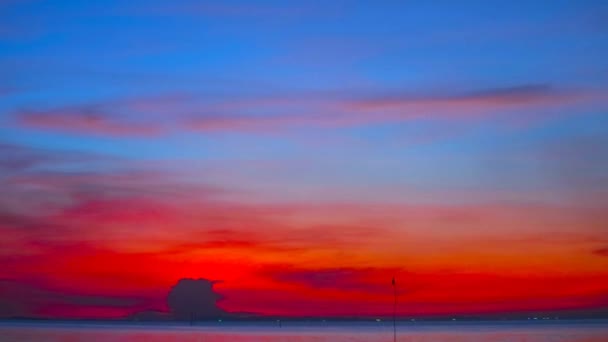 Rozmyty Zachód Słońca Czerwony Błękitne Niebo Ciemną Chmurą Nad Morzem — Wideo stockowe