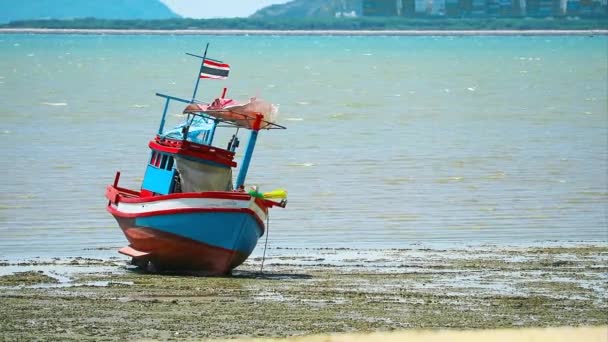 Barco Pesquero Estaba Anclado Punto Muerto Durante Marea Baja Durante — Vídeos de Stock