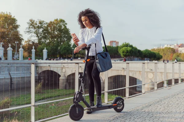 Молода Жінка Завантажує Додаток Щоб Використовувати Електричний Скутер Міській Вулиці — стокове фото