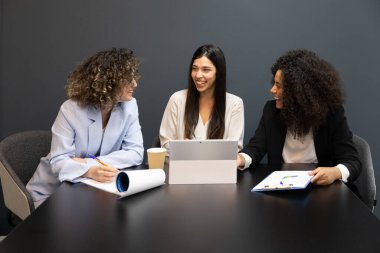 Toplantıda birlikte çalışan çok kültürlü iş kadınları..