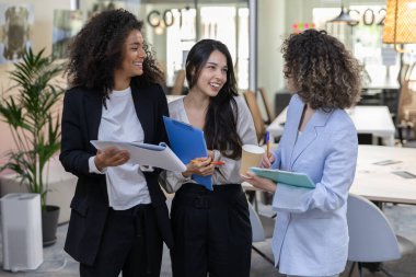 Ofiste çalışan ve sohbet eden çok kültürlü iş arkadaşları..