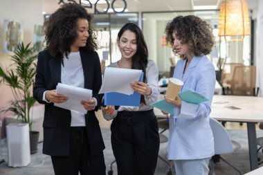 Ofiste çalışan ve sohbet eden çok kültürlü iş arkadaşları..