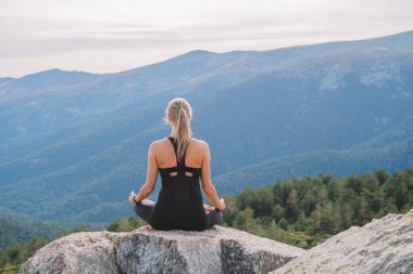 Meditasyon yoga duruşu doğa iç huzuru sağlar