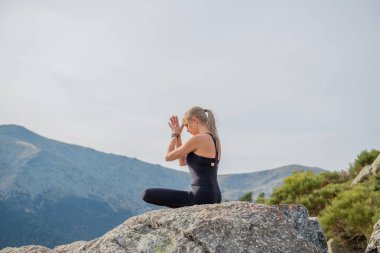 Meditasyon yoga duruşu doğa iç huzuru sağlar